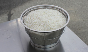 もち米をザルで水を切る