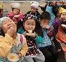 つきたてのお餅を食べる子どもたち
