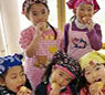 お餅を頬張る子どもたち